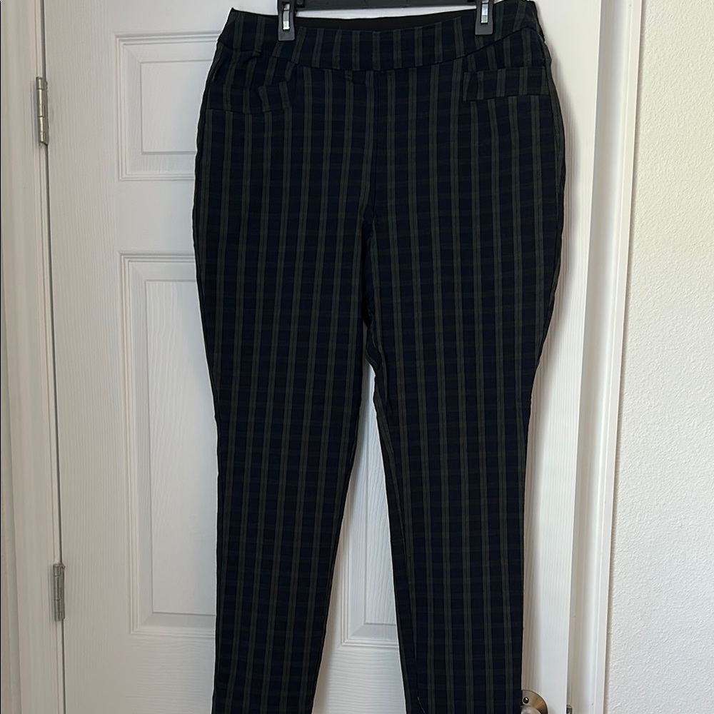 Chic Black and Green Cropped Ankle Pants